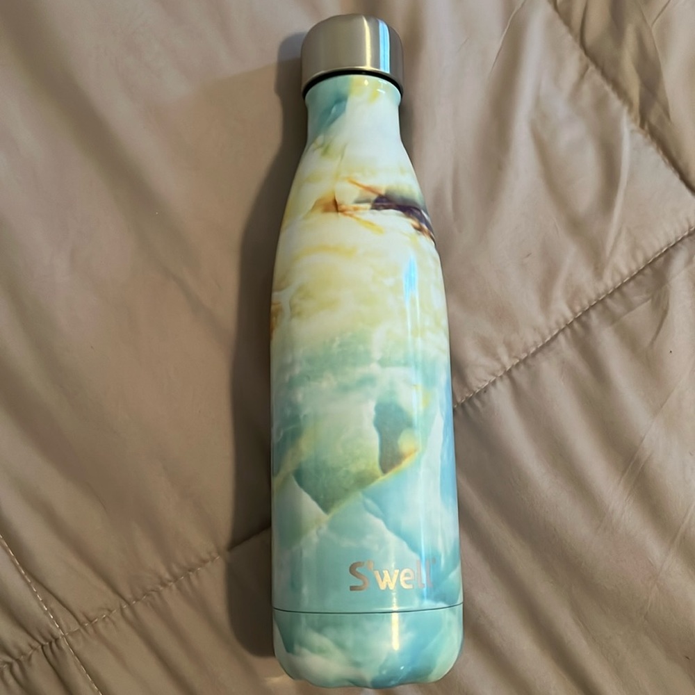 NIB - S’well bottle - 17 oz